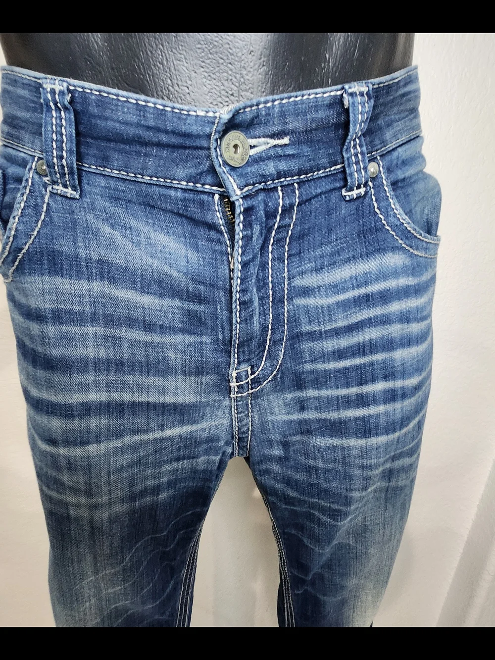 BUCKLE BLACK Men's Blue Washed Jeans - Classic Denim Style
